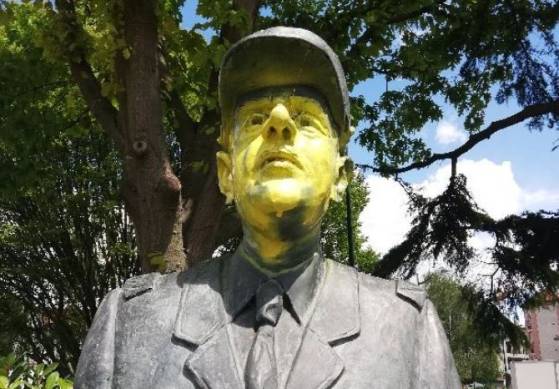 Une statue du Général de Gaulle et une plaque commémorative de la bataille de Bir-Hakeim vandalisées en Seine-Saint-Denis