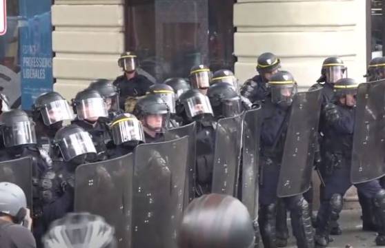 Manifestation contre les "violences policières". La situation se tend entre les manifestants et la police à Paris (Vidéo)