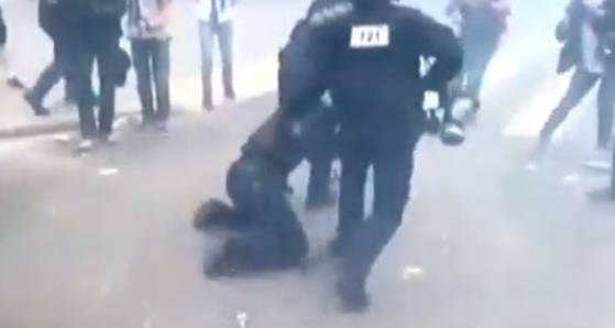 Un gendarme lynché au sol lors de la manifestation contre les "violences policières" hier à Paris (Vidéo)