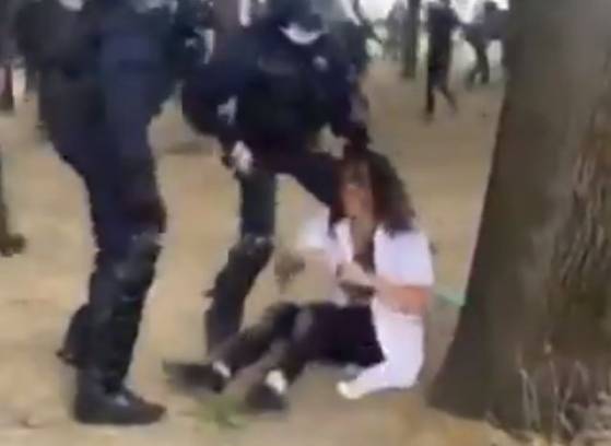 Les images de l'arrestation musclée d'une femme provoquent l'indignation en France (Vidéo)