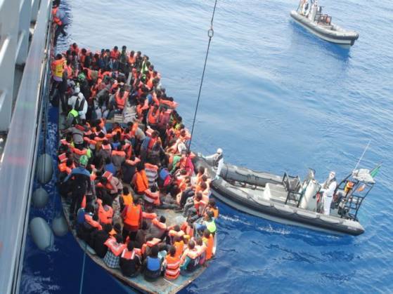 Grèce. Le jeu trouble des gardes-côtes turcs avec un bateau de migrants (Vidéo)