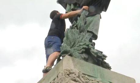 Des militants antiracistes bâchent une statue du général Gallieni à Paris (Vidéo)