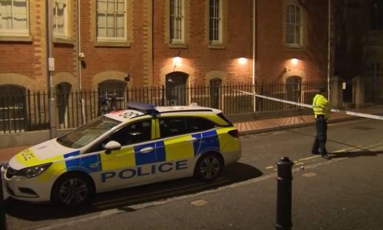 L'attaque au couteau qui a fait trois morts hier soir au Royaume-Uni est désormais qualifiée de terroriste, selon la police