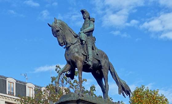 La statue de l’ancien administrateur colonial Louis Faidherbe vandalisée à Lille, taguée d’un “Colon assassin”