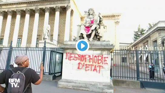 « Négrophobie d’État » tagué sur la statue de Colbert devant l’Assemblée nationale (Vidéo)