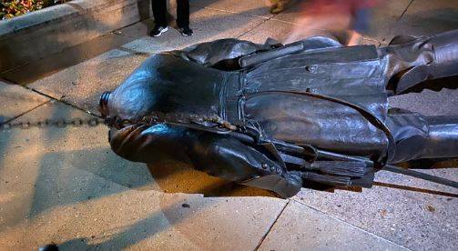 États-Unis: des manifestants "antiracistes" démolissent la statue d'une figure antiesclavagiste dans le Wisconsin (Vidéo)