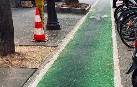 Paris: la peinture verte à 125.000€ du kilomètre utilisée pour coloriser les pistes cyclables avant le second tour s'en va déjà