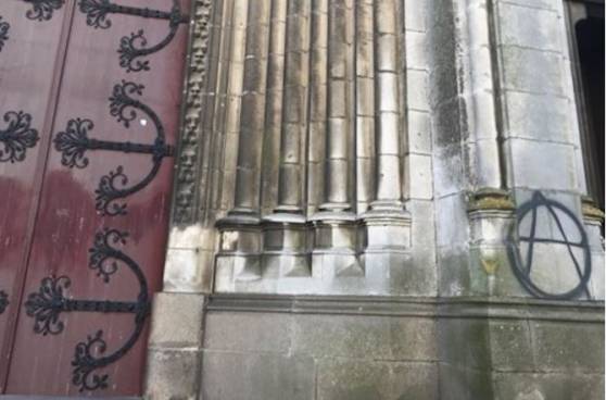 Nantes : des tags anarchistes retrouvés sur l’église Saint-Clément