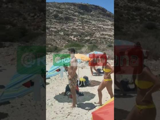 Lampedusa (Italie) : des dizaines de migrants débarquent sur une plage, sous le regard médusé des vacanciers