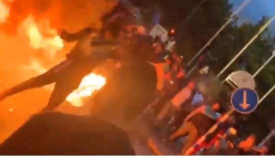 Suède: de violentes émeutes éclatent aux cris de « Allah Akbar », après qu’un militant anti-islam a brûlé un Coran en public (Vidéo)