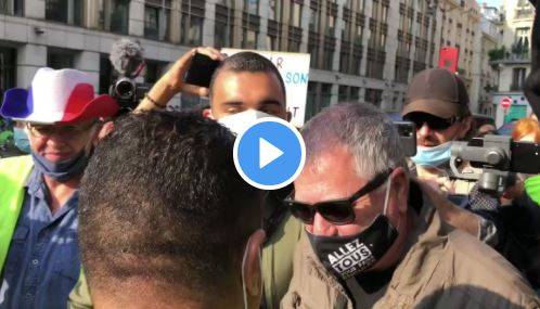 Gilets jaunes: Jean-Marie Bigard hué par des manifestants d'extrême gauche Place de la Bourse à Paris (Vidéo)