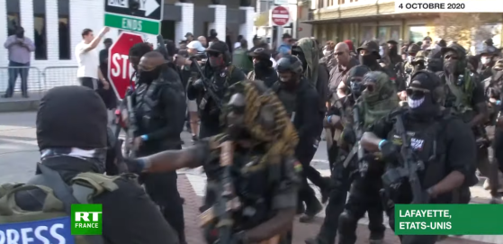 Etats-Unis : un groupe paramilitaire d'Afro-américains lourdement armés défile en Louisiane