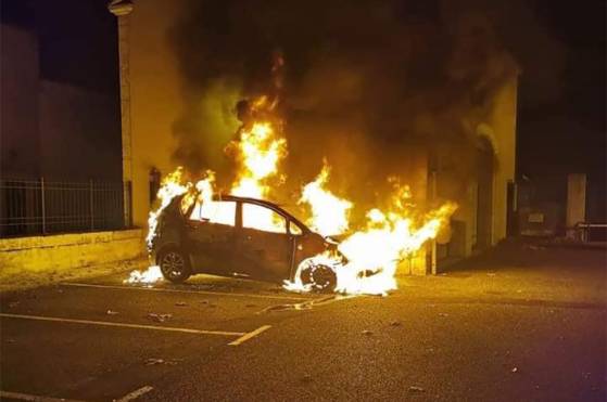 Le commissariat de Cahors attaqué au cocktail Molotov, un voiture de police détruite