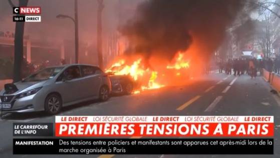 La manifestation contre la "Loi Sécurité Globale" dégénère à Paris. Des barricades sont dressées et au moins trois voitures brûlées