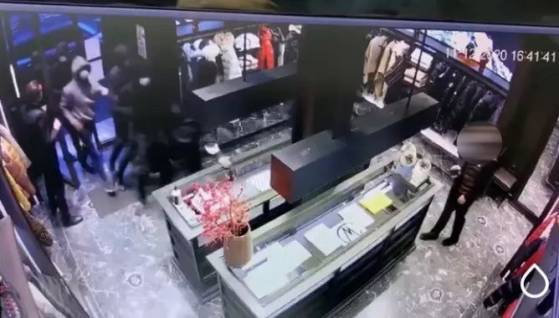 Paris: une boutique Moncler pillée en pleine journée par une dizaine d'individus masqués et encagoulés (Vidéo)