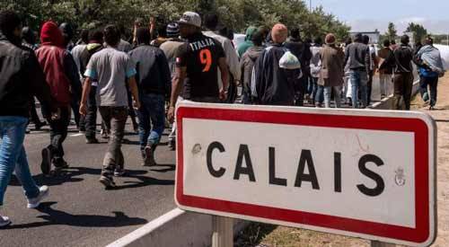 Calais : des migrants attaquent un chauffeur de camion et le laissent pour mort