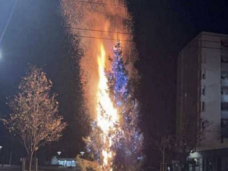 Lyon: le sapin de Noël de la Duchère réduit en cendres par un incendie
