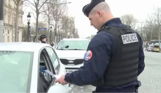 Près de la moitié des jeunes ne font pas confiance à la police en France, selon un sondage