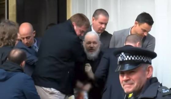 Royaume-Uni: la justice refuse l'extradition de Julian Assange vers les Etats-Unis
