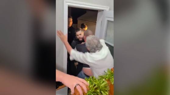 Nouvel An au Quebec: violente arrestation de plusieurs personnes après qu'un voisin a dénoncé un rassemblement "illégal" de 6 personnes (Vidéo)