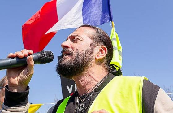 Le chanteur Francis Lalanne veut juger Emmanuel Macron pour « haute trahison » et appelle l'armée à le renverser
