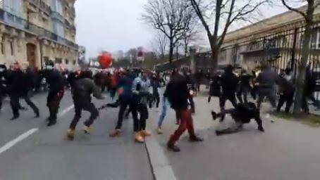 Paris : les étudiants de la “cocarde étudiante” sauvagement agressés par des antifas