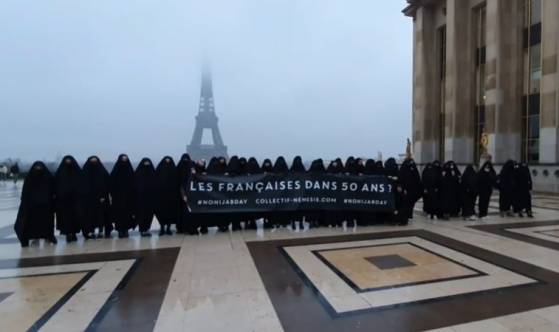 "Les Françaises dans 50 ans?" : Le collectif Nemesis a mené une action contre le hijab au Trocadéro à Paris (Vidéo)
