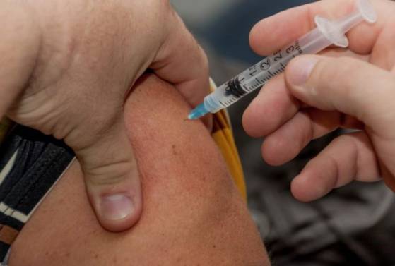Les hôpitaux de Brest et Morlaix suspendent l'administration du vaccin AstraZeneca. 20 à 25% des personnels vaccinés se seraient mis en arrêt de travail en raison des effets secondaires, rapporte le Télégramme