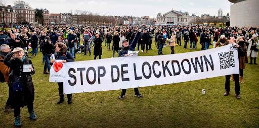Pays-Bas : un tribunal ordonne la fin immédiate du couvre-feu
