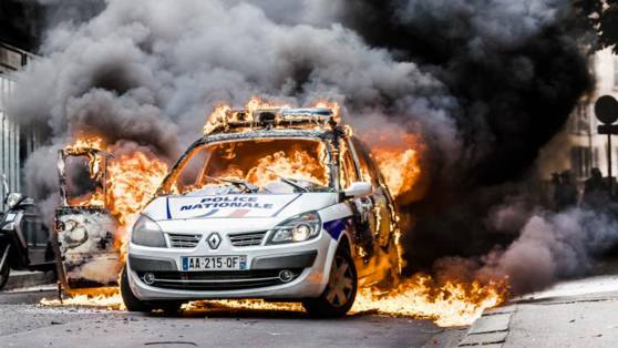 Une voiture de police incendiée devant un commissariat à Mulhouse, deux individus interpellés (Vidéo)