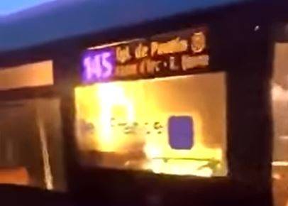 Une femme brûlée vive dans un bus à Noisy-le-Sec par un individu qui l'aurait aspergée d'essence (Vidéo)