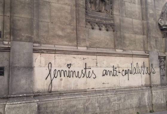 Christianophobie : une église parisienne souillée par des féministes