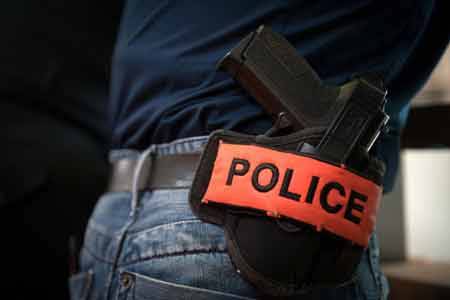 Paris: un individu qui menaçait un policier avec un couteau abattu