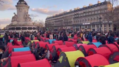Paris: environ 300 migrants installent un camp sur la place de la République (Vidéo)
