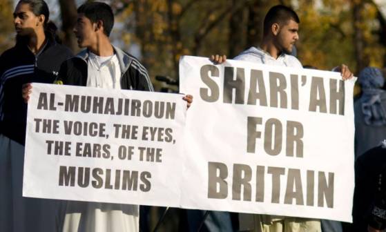 Islamisation du Royaume-Uni. Un professeur suspendu menacé et traqué sous la pression musulmane pour avoir montré une caricature de Mahomet