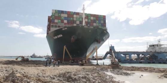 Canal de Suez: le porte-conteneurs Ever Given remis à 80% dans la "bonne direction"