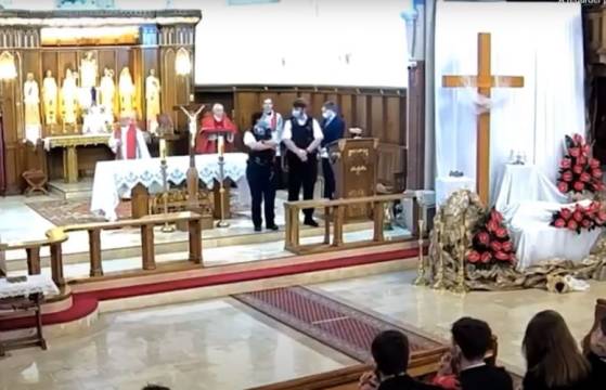 Royaume-Uni : des policiers interrompent une cérémonie du Vendredi saint au motif que les règles sanitaires ne sont pas appliquées et demandent aux fidèles de quitter les lieux (Vidéo)