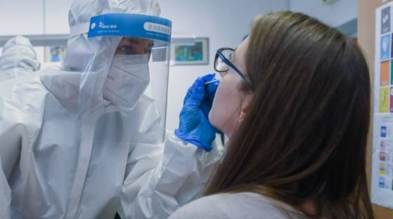 Tests Covid-19 :  l'Académie de médecine prévient que les écouvillons qui servent à réaliser les tests nasopharyngés PCR ou antigéniques peuvent provoquer «des brèches de l'étage antérieur de la base du crâne associées à un risque de méningite»