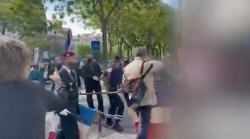 Paris: des catholiques attaqués par l’extrême gauche lors d'une marche commémorative