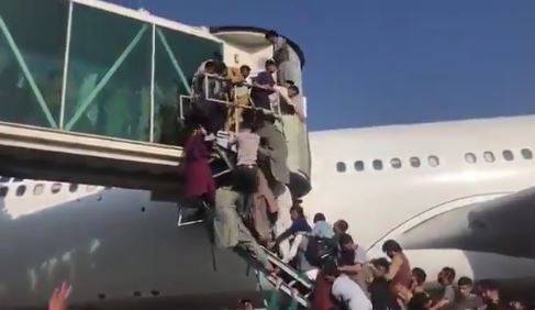 Afghanistan : à l’aéroport de Kaboul, les afghans tentent de fuir le pays
