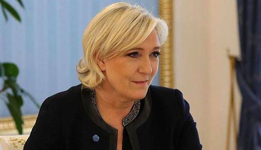 Marine Le Pen soutient le premier ministre polonais