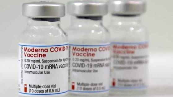 L'entreprise Moderna annonce vouloir développer rapidement un vaccin de rappel spécifique pour le variant "omicron", jugé "préoccupant" par l'OMS