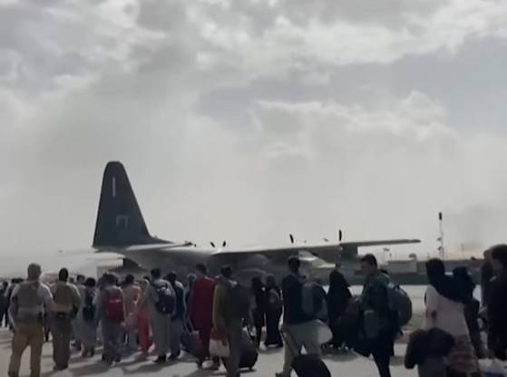 La France évacue 258 Afghans de Kaboul. "Menacés en raison de leurs engagements", ils seront rapatriés dans l'Hexagone