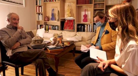 Lors d'un entretien, Jacques Attali, qui ne porte pas de masque, demande à son interlocutrice de remettre le sien (Vidéo)