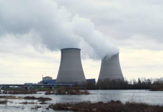 Avec plusieurs réacteurs nucléaires à l'arrêt, la France va devoir acheter de l'électricité à l'étranger pour cet hiver, produite à base de charbon ou de gaz