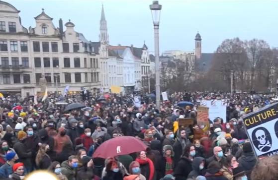 Restrictions sanitaires en Belgique : des milliers de personnes manifestent contre la fermeture des salles de spectacles