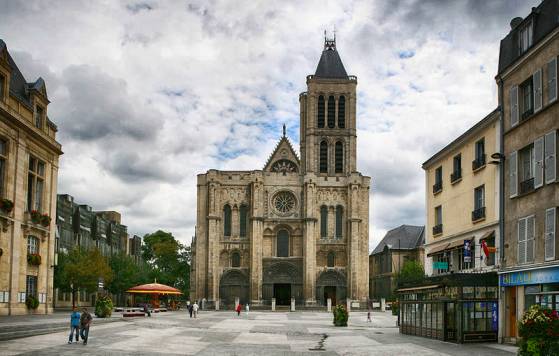 Un individu vandalise la basilique de Saint-Denis à coups de barre de fer. Une plainte déposée
