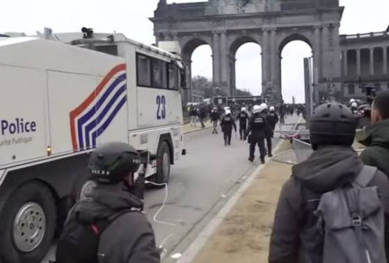 Tensions en Allemagne et à Bruxelles lors de manifestations contre les restrictions sanitaires