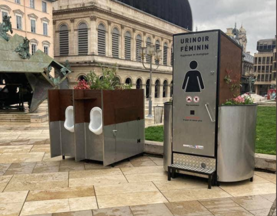 Nouvelle idée farfelue des écologistes : installer des urinoirs sur une place classée au patrimoine de l'UNESCO à Lyon