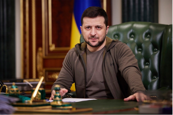Ukraine : le président Zelensky signe une loi autorisant l'interdiction des partis "anti-ukrainiens"